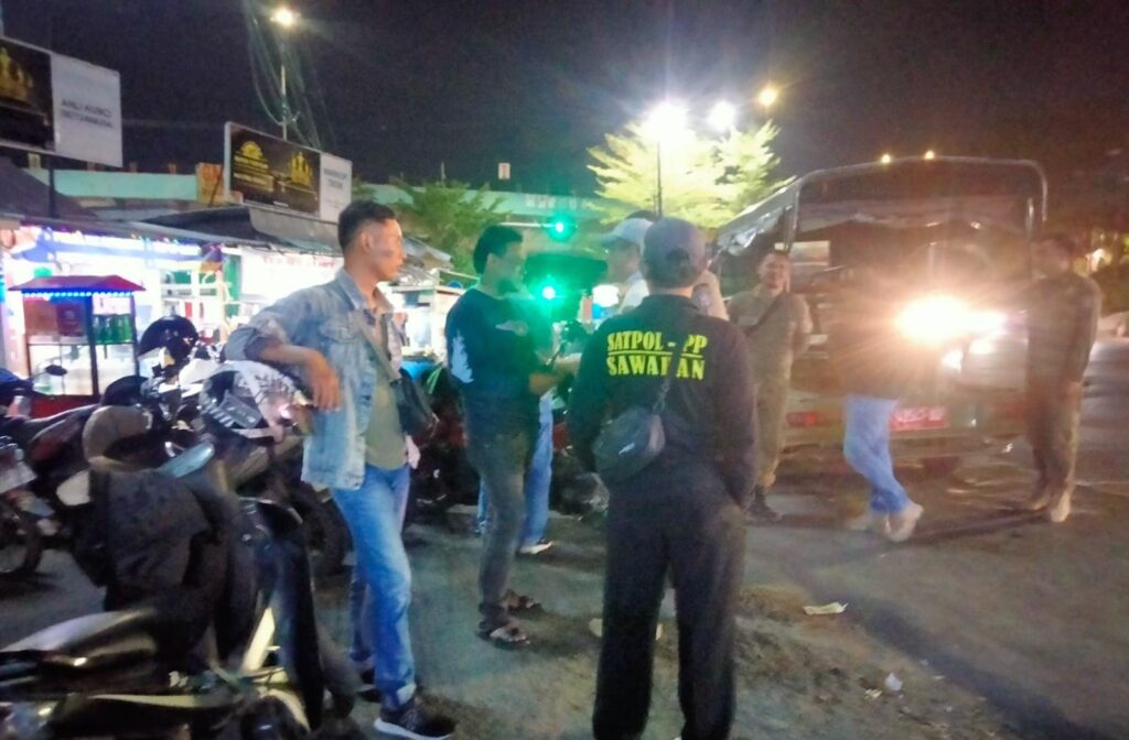 Polsek Sawahan Giat Penyekatan Pengamanan Konvoi PSHT di Prapatan Banyurip