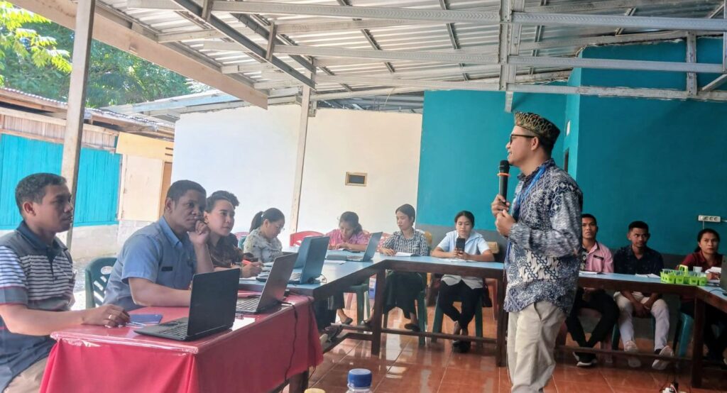 Ketua Forum Tutor Kesetaraan NTT ‘Kupas Tuntas’ Materi Penguatan Kapasitas PKBM