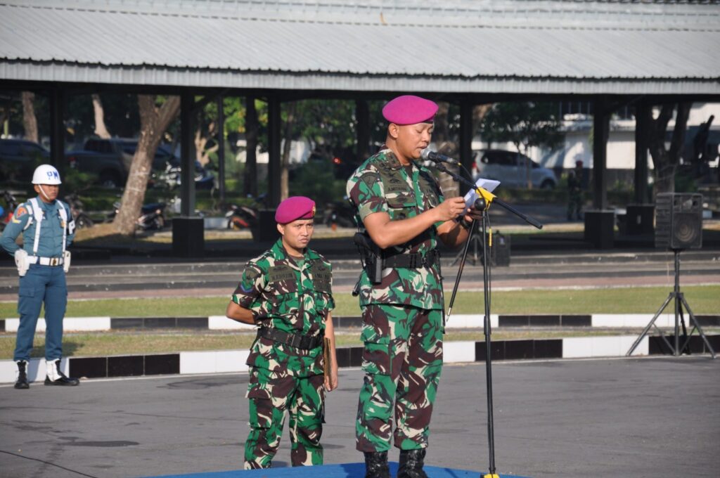 Danyon Zeni 2 Mar Pimpin Upacara Pengibaran Bendera di Karangpilang