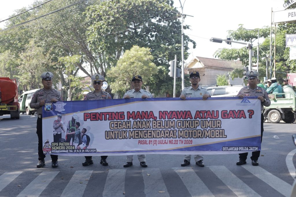 Satlantas Polres Gresik Berikan Himbauan dan Sosialisasi Keselamatan Berlalu Lintas