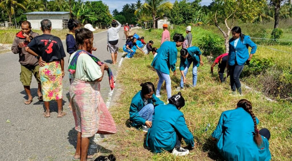 Mahasiswa PKM Unimor dan PemDes Rabasa Haerain Baksos Bersihkan Bahu Jalan Umum