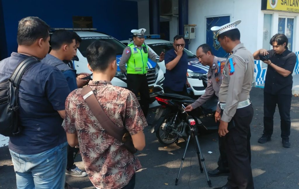 Satlantas Polres Gresik Gunakan Sound Level Meter Cek Kebisingan