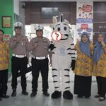 Ops Patuh Semeru 2024, Polres Gresik bawa Badut Zebra Gelar Edukasi Keselamatan Lalu Lintas di SDN