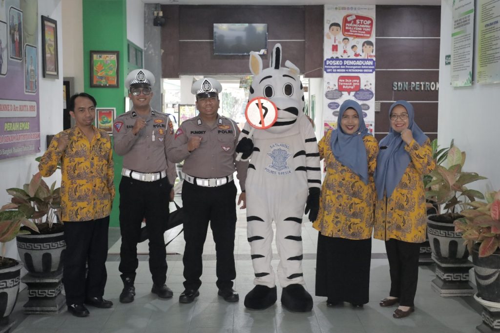 Ops Patuh Semeru 2024, Polres Gresik bawa Badut Zebra Gelar Edukasi Keselamatan Lalu Lintas di SDN