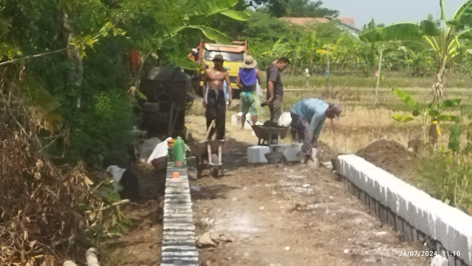 Pembangunan JUT Di Dusun Kramanan Kulon Desa Sekargadung Diduga Tidak Sesuai Spek