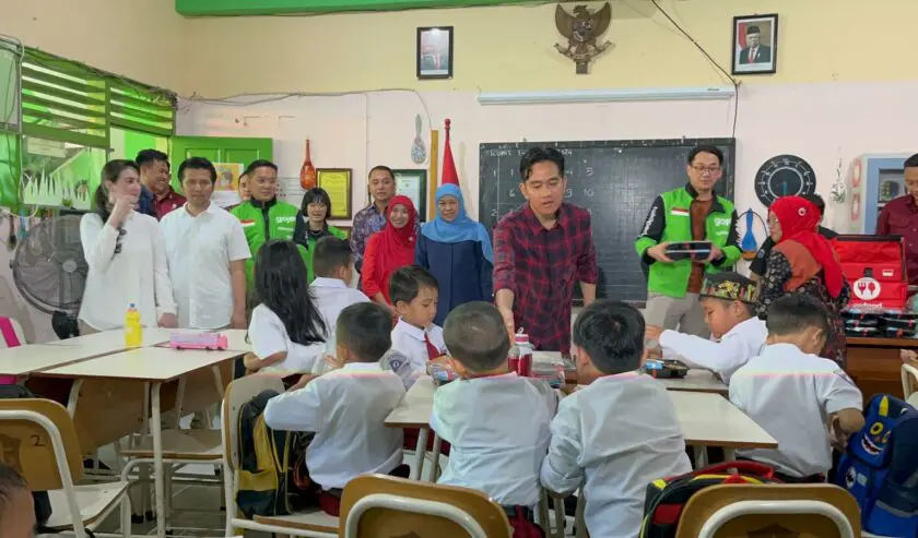 Gibran Berkunjung di SDN Klampis Ngasem III Surabaya Puji Uji Coba Program Makan Gratis