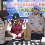 10 Personel Unit Jantanras Polres Sampang Dites Urine, Ini Hasilnya