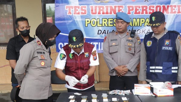 10 Personel Unit Jantanras Polres Sampang Dites Urine, Ini Hasilnya